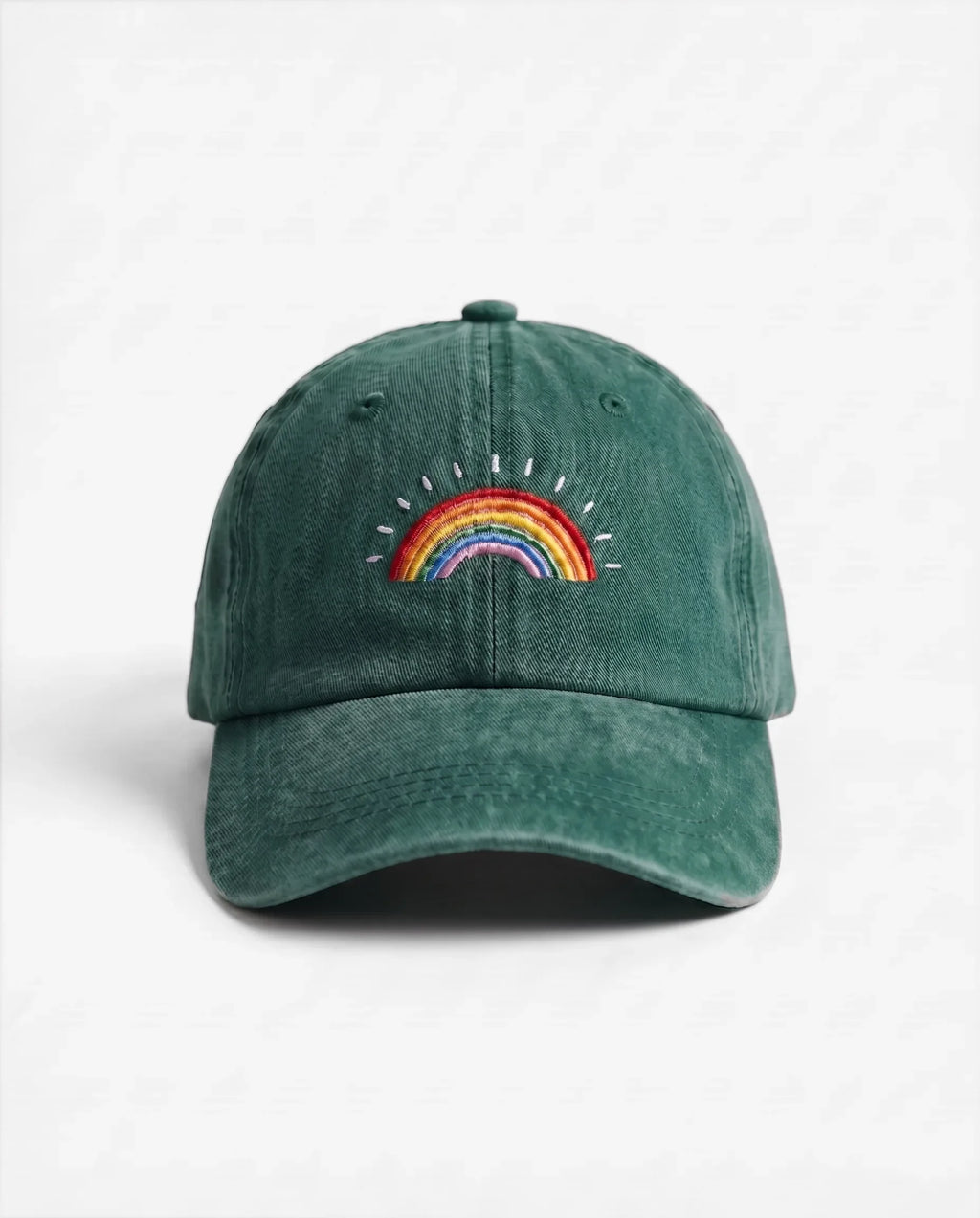 Cappellino The Rainbow verde smeraldo (Emerald Green), vista frontale: arcobaleno ricamato, cotone lavato